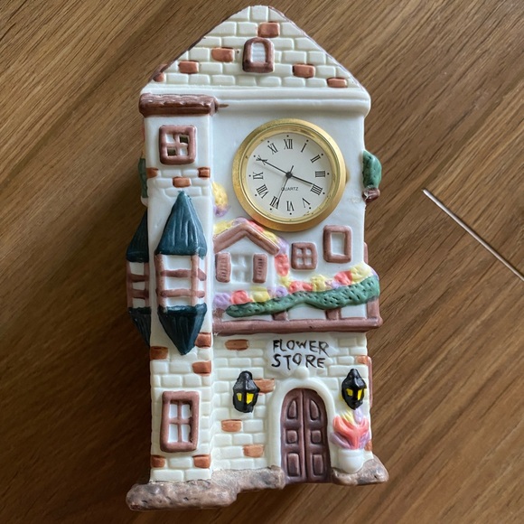 VINTAGE CHRISTMAS VILLAGE CLOCK TOWER COTTAGECORE FLOWER SHOP QUARTZ MOVEMENT - Picture 1 of 7